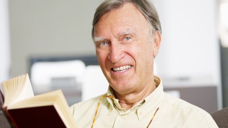 FOSS. Motiv: Ældre mand læser