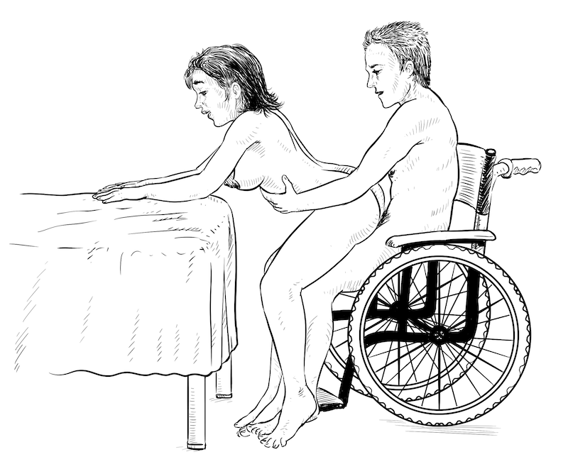 Sexstillinger: Mand i kørestol tager kvinde bagfra. Hun støtter sig ved et bord.
