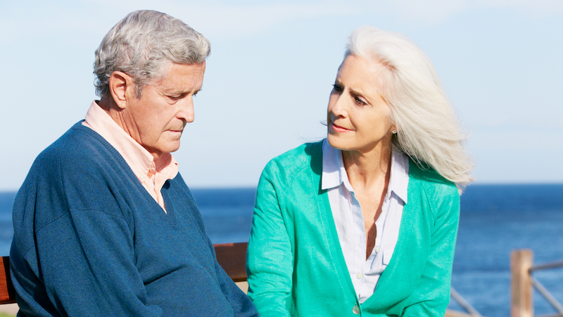 kommunikationen styrker parforholdet - ældre par ved vandet