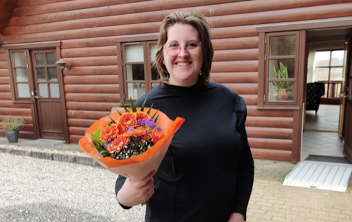 Hjemme igen - Mia Bisgaard foran sit hus