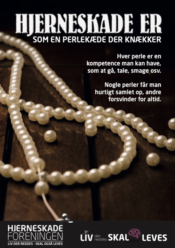 Plakat med en knækket, hvid perlekæde på mørk baggrund. Hver perle symboliserer en kompetence.