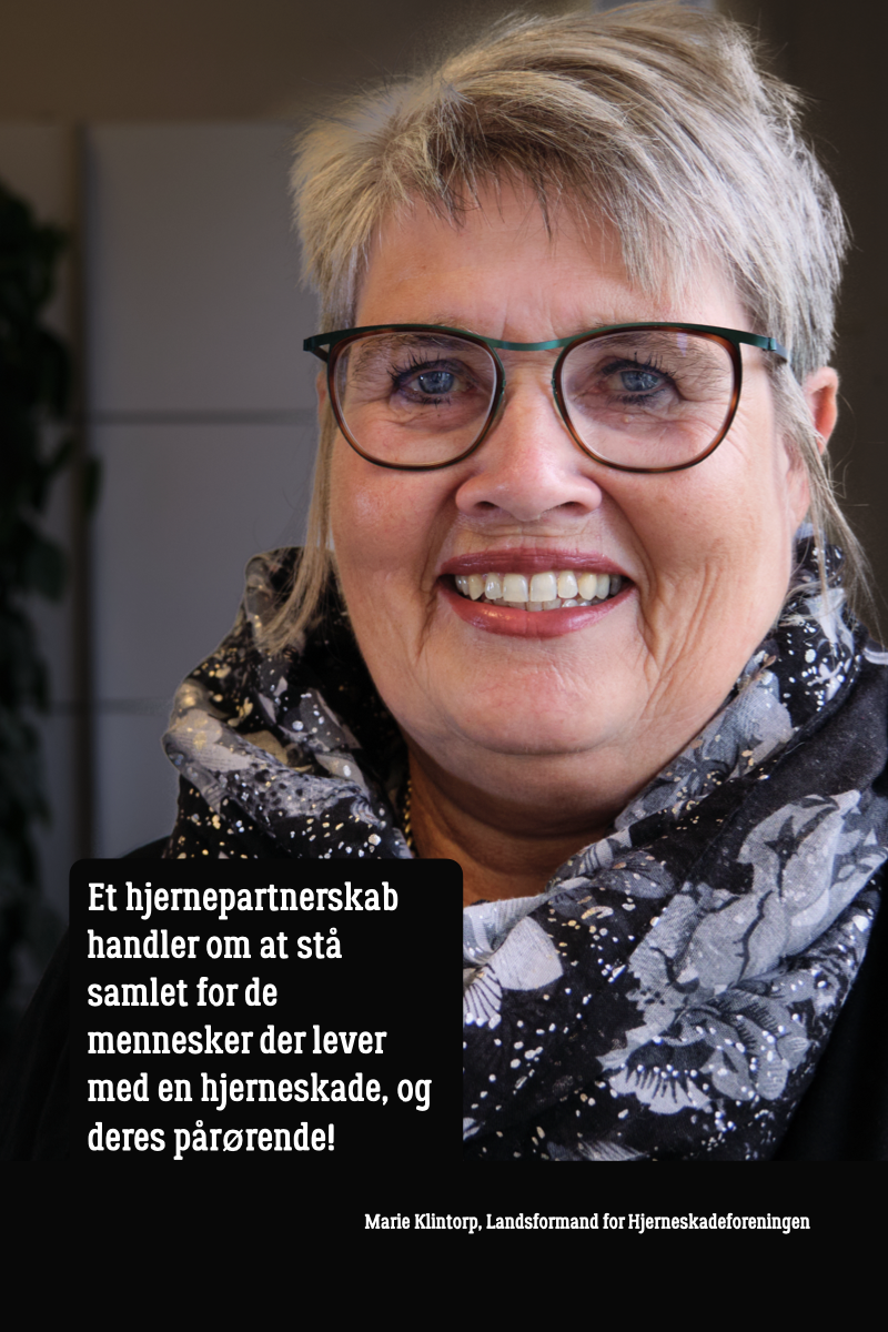 marie_klintorp_hjernepartnerskab Billedet viser Marie Klintorp, landsformand for Hjerneskadeforeningen, med et citat om betydningen af hjernepartnerskaber. Citatet lyder: “Et hjernepartnerskab handler om at stå samlet for de mennesker der lever med en hjerneskade, og deres pårørende!” Citatet understøttes af hendes portræt, hvilket skaber en personlig og engagerende forbindelse til budskabet.