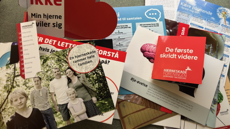 Udsnit af Hjernehjælpskassens indhold – grafiske kort, foldere og øvelser, der giver familier ramt af hjerneskade viden, støtte og redskaber fra første dag.